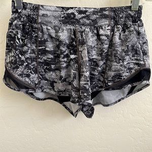 Lululemon hotty hot low rise 2.5” lined shorts